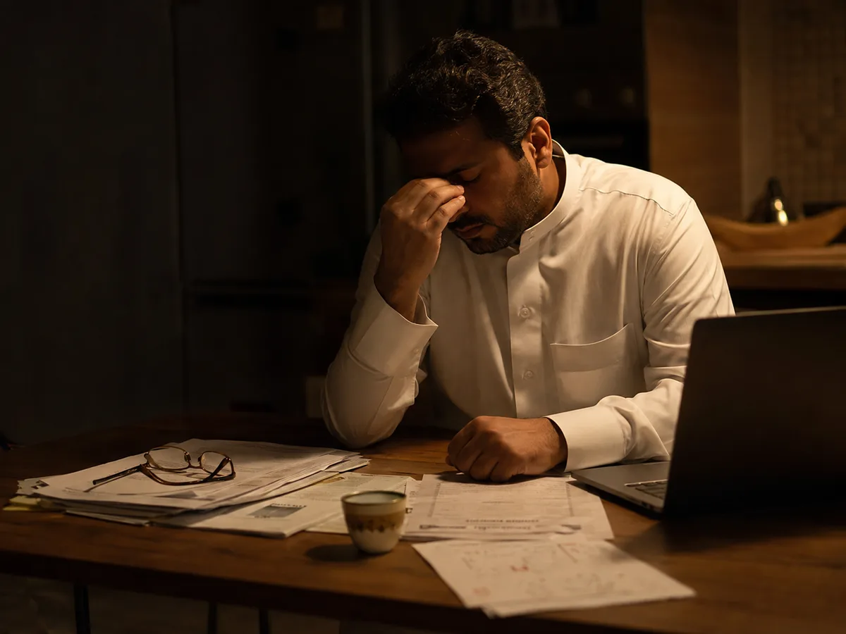 رجل يسهر على طاولة مطبخه بعد منتصف الليل